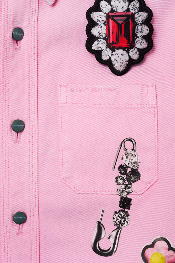 런웨이 참 셔츠 (2S5RTP004D09-678)는 캐주얼, 클래식, 미니멀 스타일을 추구하는 당신을 위한 셔츠입니다. 봄, 가을에 어울리는 핑크 컬러의 셔츠로, 데이트룩, 카페룩, 봄 소풍룩 등 다양한 TPO에 활용할 수 있습니다. 레귤러 핏, 셔츠 칼라, 긴소매 디자인으로, 패치워크 무늬와 탈착식 브로치 장식이 포인트입니다. 스냅 여밈 방식으로 편안하게 착용할 수 있으며, 레귤러 기장으로 어떤 하의와도 잘 어울립니다.
