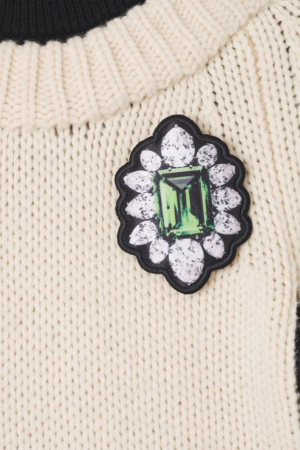 **TROMPE L'OEIL (트롱프뢰유) 크루넥 (2S5RTP002K25-004)** 은 가을, 겨울 시즌에 어울리는 상의입니다. 블랙과 아이보리 두 가지 색상으로 출시되었으며, 클래식한 무드를 연출합니다. 울과 코튼 혼방 소재로 제작되어 부드러운 촉감을 선사하며, 베이직핏 라운드넥 디자인으로 편안하게 착용할 수 있습니다. 트롱프뢰유(착시 효과) 디자인과 뒷면 MARC 로고 장식, 탈착식 브로치 장식으로 포인트를 더했습니다. 겨울 데일리룩, 모임룩, 카페룩 등 다양한 TPO에 클래식, 미니멀, 시크한 스타일을 더해 보세요.
