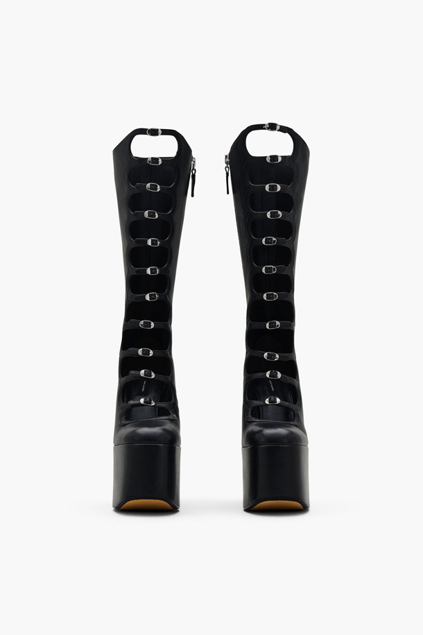 더 키키(THE KIKI) 니하이 부츠(3F3FBO001F02-001)는 여성스러운 매력을 강조하는 블랙 컬러의 니하이 부츠입니다. 가을, 겨울 시즌에 어울리는 가죽 소재의 라운드토 디자인으로, 데일리룩과 캐주얼룩에 시크하고 클래식한 무드를 더해줍니다. 16cm 청키힐과 8.5cm 플랫폼이 다리 라인을 더욱 아름답게 연출하며, 지퍼형 여밈으로 편안하게 착용할 수 있습니다. 데이트룩, 겨울 데일리룩, 모임룩 등 다양한 TPO에 활용하여 스타일리시한 룩을 완성해보세요. 유니크한 디자인이 돋보이는 더 키키 니하이 부츠는 당신의 개성을 드러낼 완벽한 아이템입니다.
