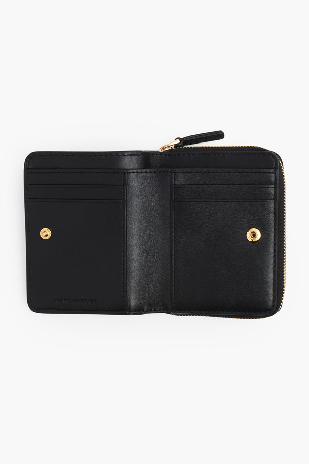 THE MINI COMPACT WALLET (2R3SMP044S10-001)는 세련된 스타일을 완성하는 미니 지갑입니다. 부드러운 소가죽 소재의 블랙 컬러로, 클래식, 미니멀, 시크 스타일을 추구하는 분들께 적합합니다. 4개의 카드 슬롯, 1개의 지폐 슬리브, 2개의 내부 슬립 포켓, 1개의 외부 동전 포켓, 그리고 2개의 외부 슬립 포켓으로 실용성을 더했습니다. 로고 패치 장식과 사각 디자인, 스냅 잠금 방식으로 디자인되었으며, 데이트룩, 모임룩, 비즈니스 캐주얼 등 다양한 TPO에 활용할 수 있습니다. 더스트백이 포함되어 있어 소중하게 보관할 수 있습니다.
