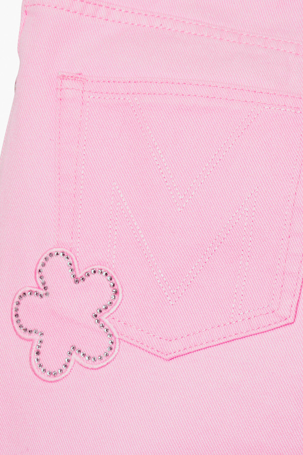 RUNWAY CHARM 스트레이트 진 (2S5RBT001D09-678)은 여성용 스트레이트 핏 데님 팬츠입니다. 핑크 컬러에 캐주얼 스타일로, 사계절 내내 착용 가능합니다. 베니직핏으로 편안함을 더하며, 뒷면 포켓의 M 스티치 디테일과 크리스탈 데이지 패치 장식이 특징입니다. 일상 및 쇼핑 시 편안하게 연출할 수 있으며, 캐주얼, 미니멀, 클래식 스타일 모두 소화 가능한 아이템입니다. 스냅 잠금 방식으로 디자인되었습니다.
