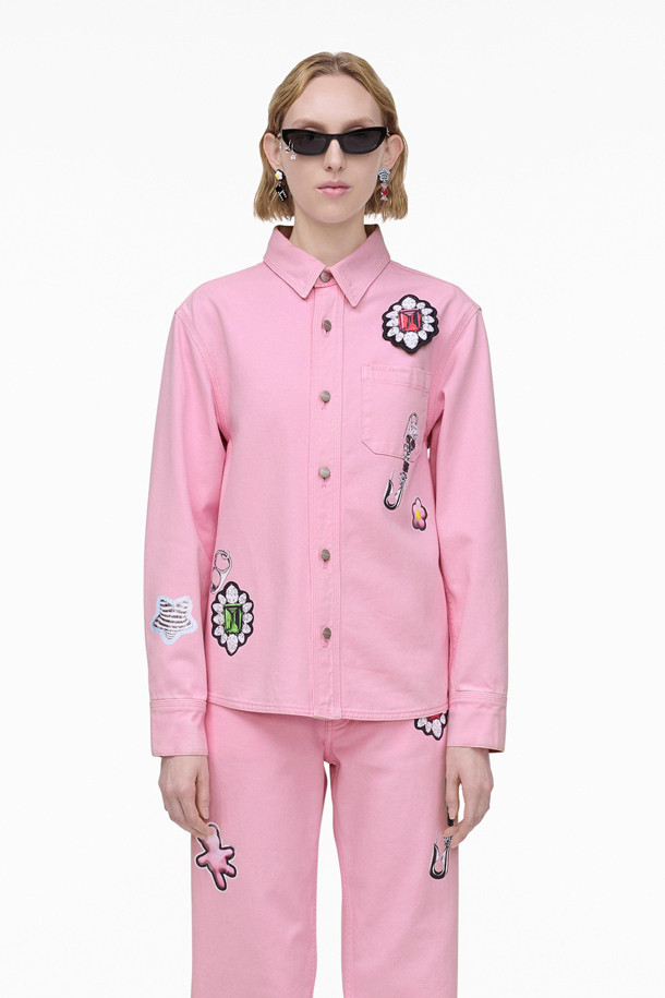 런웨이 참 셔츠 (2S5RTP004D09-678)는 캐주얼, 클래식, 미니멀 스타일을 추구하는 당신을 위한 셔츠입니다. 봄, 가을에 어울리는 핑크 컬러의 셔츠로, 데이트룩, 카페룩, 봄 소풍룩 등 다양한 TPO에 활용할 수 있습니다. 레귤러 핏, 셔츠 칼라, 긴소매 디자인으로, 패치워크 무늬와 탈착식 브로치 장식이 포인트입니다. 스냅 여밈 방식으로 편안하게 착용할 수 있으며, 레귤러 기장으로 어떤 하의와도 잘 어울립니다.
