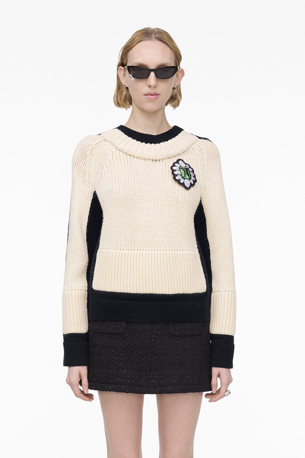 **TROMPE L'OEIL (트롱프뢰유) 크루넥 (2S5RTP002K25-004)** 은 가을, 겨울 시즌에 어울리는 상의입니다. 블랙과 아이보리 두 가지 색상으로 출시되었으며, 클래식한 무드를 연출합니다. 울과 코튼 혼방 소재로 제작되어 부드러운 촉감을 선사하며, 베이직핏 라운드넥 디자인으로 편안하게 착용할 수 있습니다. 트롱프뢰유(착시 효과) 디자인과 뒷면 MARC 로고 장식, 탈착식 브로치 장식으로 포인트를 더했습니다. 겨울 데일리룩, 모임룩, 카페룩 등 다양한 TPO에 클래식, 미니멀, 시크한 스타일을 더해 보세요.
