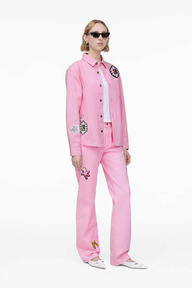 런웨이 참 셔츠 (2S5RTP004D09-678)는 캐주얼, 클래식, 미니멀 스타일을 추구하는 당신을 위한 셔츠입니다. 봄, 가을에 어울리는 핑크 컬러의 셔츠로, 데이트룩, 카페룩, 봄 소풍룩 등 다양한 TPO에 활용할 수 있습니다. 레귤러 핏, 셔츠 칼라, 긴소매 디자인으로, 패치워크 무늬와 탈착식 브로치 장식이 포인트입니다. 스냅 여밈 방식으로 편안하게 착용할 수 있으며, 레귤러 기장으로 어떤 하의와도 잘 어울립니다.
