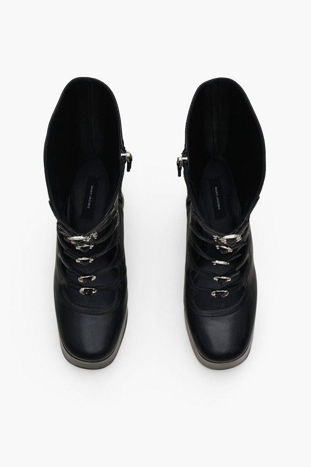 더 키키(THE KIKI) 니하이 부츠(3F3FBO001F02-001)는 여성스러운 매력을 강조하는 블랙 컬러의 니하이 부츠입니다. 가을, 겨울 시즌에 어울리는 가죽 소재의 라운드토 디자인으로, 데일리룩과 캐주얼룩에 시크하고 클래식한 무드를 더해줍니다. 16cm 청키힐과 8.5cm 플랫폼이 다리 라인을 더욱 아름답게 연출하며, 지퍼형 여밈으로 편안하게 착용할 수 있습니다. 데이트룩, 겨울 데일리룩, 모임룩 등 다양한 TPO에 활용하여 스타일리시한 룩을 완성해보세요. 유니크한 디자인이 돋보이는 더 키키 니하이 부츠는 당신의 개성을 드러낼 완벽한 아이템입니다.
