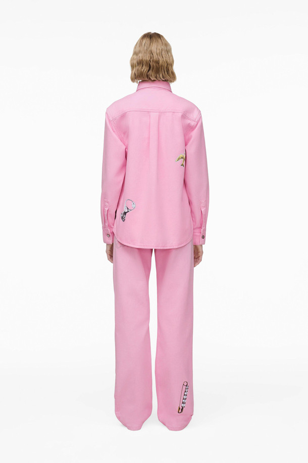 런웨이 참 셔츠 (2S5RTP004D09-678)는 캐주얼, 클래식, 미니멀 스타일을 추구하는 당신을 위한 셔츠입니다. 봄, 가을에 어울리는 핑크 컬러의 셔츠로, 데이트룩, 카페룩, 봄 소풍룩 등 다양한 TPO에 활용할 수 있습니다. 레귤러 핏, 셔츠 칼라, 긴소매 디자인으로, 패치워크 무늬와 탈착식 브로치 장식이 포인트입니다. 스냅 여밈 방식으로 편안하게 착용할 수 있으며, 레귤러 기장으로 어떤 하의와도 잘 어울립니다.
