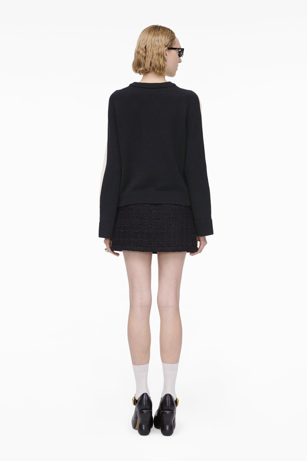 **TROMPE L'OEIL (트롱프뢰유) 크루넥 (2S5RTP002K25-004)** 은 가을, 겨울 시즌에 어울리는 상의입니다. 블랙과 아이보리 두 가지 색상으로 출시되었으며, 클래식한 무드를 연출합니다. 울과 코튼 혼방 소재로 제작되어 부드러운 촉감을 선사하며, 베이직핏 라운드넥 디자인으로 편안하게 착용할 수 있습니다. 트롱프뢰유(착시 효과) 디자인과 뒷면 MARC 로고 장식, 탈착식 브로치 장식으로 포인트를 더했습니다. 겨울 데일리룩, 모임룩, 카페룩 등 다양한 TPO에 클래식, 미니멀, 시크한 스타일을 더해 보세요.
