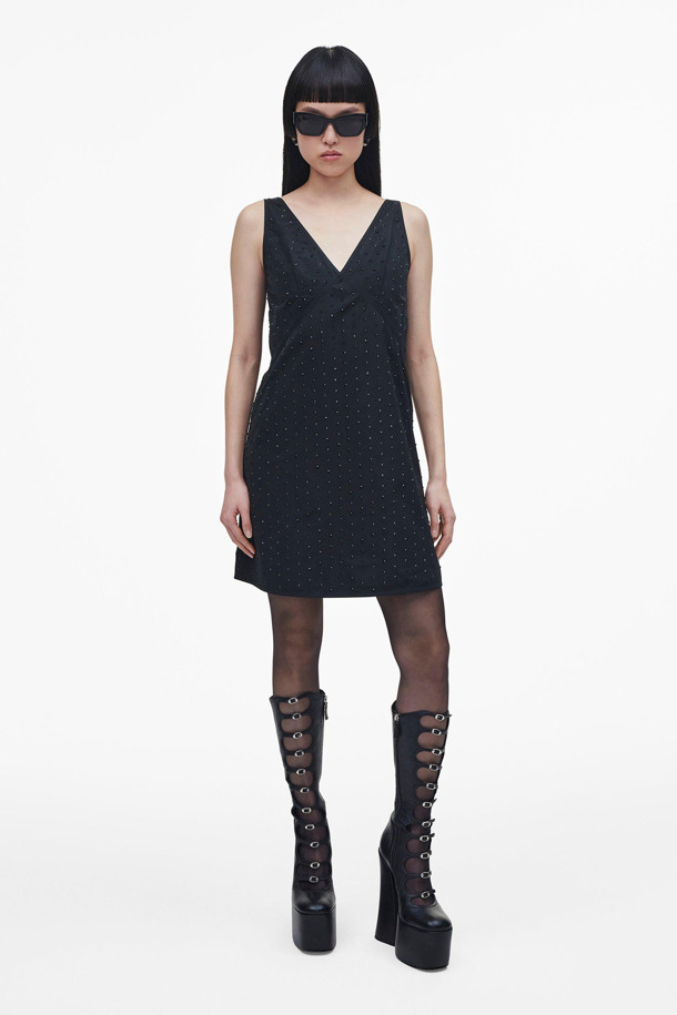 더 키키(THE KIKI) 니하이 부츠(3F3FBO001F02-001)는 여성스러운 매력을 강조하는 블랙 컬러의 니하이 부츠입니다. 가을, 겨울 시즌에 어울리는 가죽 소재의 라운드토 디자인으로, 데일리룩과 캐주얼룩에 시크하고 클래식한 무드를 더해줍니다. 16cm 청키힐과 8.5cm 플랫폼이 다리 라인을 더욱 아름답게 연출하며, 지퍼형 여밈으로 편안하게 착용할 수 있습니다. 데이트룩, 겨울 데일리룩, 모임룩 등 다양한 TPO에 활용하여 스타일리시한 룩을 완성해보세요. 유니크한 디자인이 돋보이는 더 키키 니하이 부츠는 당신의 개성을 드러낼 완벽한 아이템입니다.
