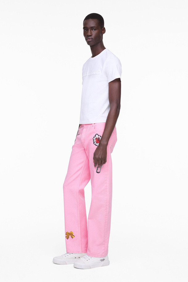 RUNWAY CHARM 스트레이트 진 (2S5RBT001D09-678)은 여성용 스트레이트 핏 데님 팬츠입니다. 핑크 컬러에 캐주얼 스타일로, 사계절 내내 착용 가능합니다. 베니직핏으로 편안함을 더하며, 뒷면 포켓의 M 스티치 디테일과 크리스탈 데이지 패치 장식이 특징입니다. 일상 및 쇼핑 시 편안하게 연출할 수 있으며, 캐주얼, 미니멀, 클래식 스타일 모두 소화 가능한 아이템입니다. 스냅 잠금 방식으로 디자인되었습니다.
