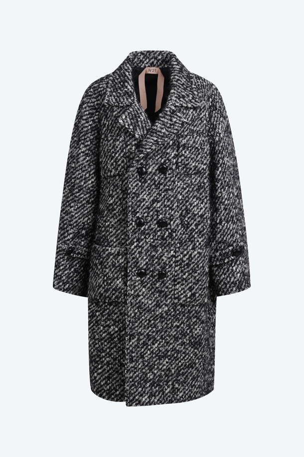 세련된 스타일을 완성하는 멜란지 오버 코트입니다. 가을, 겨울 시즌에 어울리는 울과 폴리에스터 혼방 소재로 제작되어 따뜻함과 고급스러운 분위기를 선사합니다. 톤 다운된 그레이와 블랙 컬러는 어떤 룩에도 쉽게 매치할 수 있으며, 더블 버튼 여밈과 롱 기장이 클래식한 무드를 더합니다. 코쿤핏 디자인으로 편안한 착용감을 제공하며, 출근룩, 오피스룩, 데일리룩 등 다양한 TPO에 활용하기 좋습니다. 미니멀하고 시크한 스타일을 즐기는 분들께 추천합니다.
