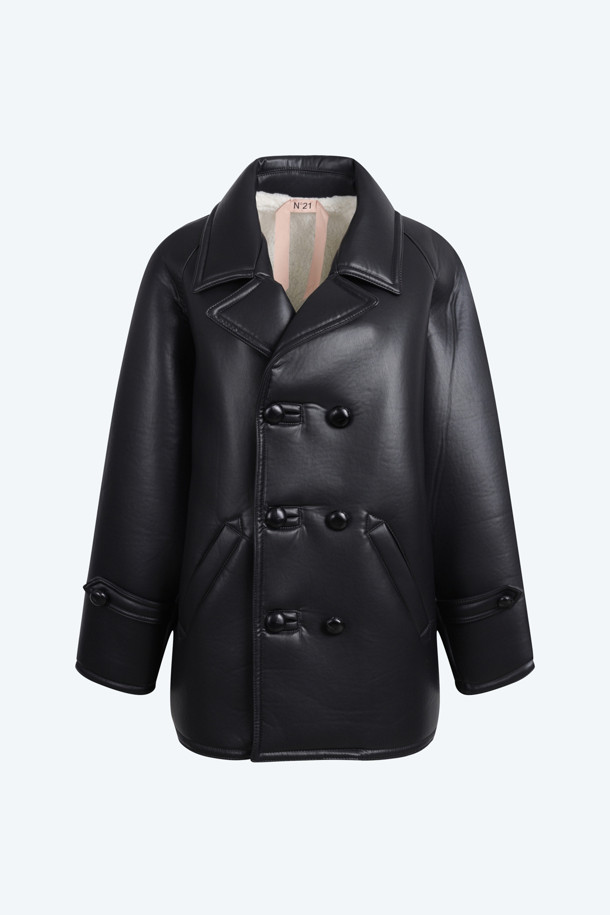 폭스 레더 코트는 클래식한 무드의 더블 코트입니다. 부드러운 촉감과 두꺼운 두께감으로 가을, 겨울철 따뜻하게 착용할 수 있습니다. 블랙 컬러에 무지 패턴으로 어떤 옷에도 잘 어울리며, 레귤러핏에 긴 소매 기장으로 제작되었습니다. 일상, 오피스룩, 모임룩 등 다양한 TPO에 활용하기 좋습니다. 도톰하고 폭신한 인조가죽 소재로 제작되어 고급스러운 분위기를 연출합니다.
