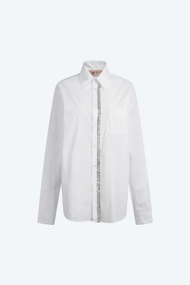 세련된 무드의 여성 주얼 라인 셔츠입니다. 차이나칼라 디자인에 레귤러핏으로 제작되어 단정하면서도 우아한 실루엣을 연출합니다. 부드러운 면 소재로 제작되어 봄, 여름 시즌에 시원하고 편안하게 착용할 수 있습니다. 화이트 색상에 무지 패턴으로 어떤 하의와도 쉽게 매치하여 클래식, 미니멀, 시크한 스타일을 연출할 수 있습니다. 데이트룩, 오피스룩, 모임룩 등 다양한 TPO에 활용하기 좋습니다.
