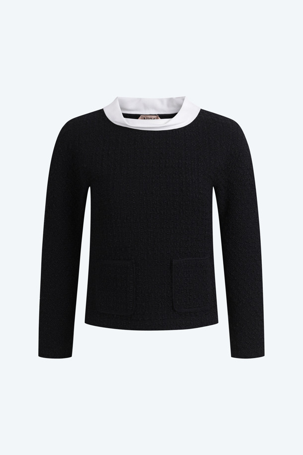 보트넥 블라우스는 여성 의류, 블라우스 상세 카테고리에 해당하는 상의입니다. 블랙과 화이트 두 가지 색상으로 출시되었으며, 일상, 데이트룩, 오피스룩 등 다양한 TPO에 활용하기 좋습니다. 미니멀, 클래식, 시크 스타일을 선호하는 분들께 추천하며, 봄, 가을 계절에 적합합니다. 크롭 기장의 긴소매 블라우스로, 보트넥 디자인과 화이트 넥 라인 배색이 특징입니다. 
