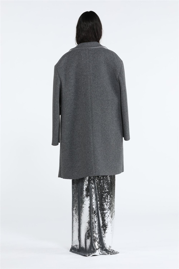 세련된 스타일을 완성해 줄 싱글 브레스티드 그레이 코트입니다. 울 소재로 제작되어 가을과 겨울 시즌 따뜻하게 착용할 수 있으며, 클래식한 무드를 연출합니다. 다크 그레이, 스틸 그레이 등 다양한 그레이 컬러 옵션으로 폭넓은 스타일링이 가능하며, 롱 기장과 싱글 버튼 여밈으로 세련된 핏을 선사합니다. 노치 라펠, 플랩 사이드 포켓, N21 로고 패치 디테일이 돋보이며, 출근룩, 오피스룩, 겨울 데일리룩 등 다양한 TPO에 활용할 수 있습니다. 미니멀, 시크 스타일을 선호하는 분들께 추천합니다.
