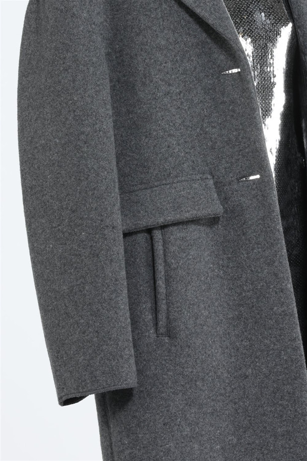 세련된 스타일을 완성해 줄 싱글 브레스티드 그레이 코트입니다. 울 소재로 제작되어 가을과 겨울 시즌 따뜻하게 착용할 수 있으며, 클래식한 무드를 연출합니다. 다크 그레이, 스틸 그레이 등 다양한 그레이 컬러 옵션으로 폭넓은 스타일링이 가능하며, 롱 기장과 싱글 버튼 여밈으로 세련된 핏을 선사합니다. 노치 라펠, 플랩 사이드 포켓, N21 로고 패치 디테일이 돋보이며, 출근룩, 오피스룩, 겨울 데일리룩 등 다양한 TPO에 활용할 수 있습니다. 미니멀, 시크 스타일을 선호하는 분들께 추천합니다.
