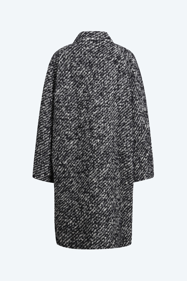 세련된 스타일을 완성하는 멜란지 오버 코트입니다. 가을, 겨울 시즌에 어울리는 울과 폴리에스터 혼방 소재로 제작되어 따뜻함과 고급스러운 분위기를 선사합니다. 톤 다운된 그레이와 블랙 컬러는 어떤 룩에도 쉽게 매치할 수 있으며, 더블 버튼 여밈과 롱 기장이 클래식한 무드를 더합니다. 코쿤핏 디자인으로 편안한 착용감을 제공하며, 출근룩, 오피스룩, 데일리룩 등 다양한 TPO에 활용하기 좋습니다. 미니멀하고 시크한 스타일을 즐기는 분들께 추천합니다.
