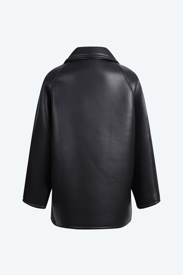 폭스 레더 코트는 클래식한 무드의 더블 코트입니다. 부드러운 촉감과 두꺼운 두께감으로 가을, 겨울철 따뜻하게 착용할 수 있습니다. 블랙 컬러에 무지 패턴으로 어떤 옷에도 잘 어울리며, 레귤러핏에 긴 소매 기장으로 제작되었습니다. 일상, 오피스룩, 모임룩 등 다양한 TPO에 활용하기 좋습니다. 도톰하고 폭신한 인조가죽 소재로 제작되어 고급스러운 분위기를 연출합니다.
