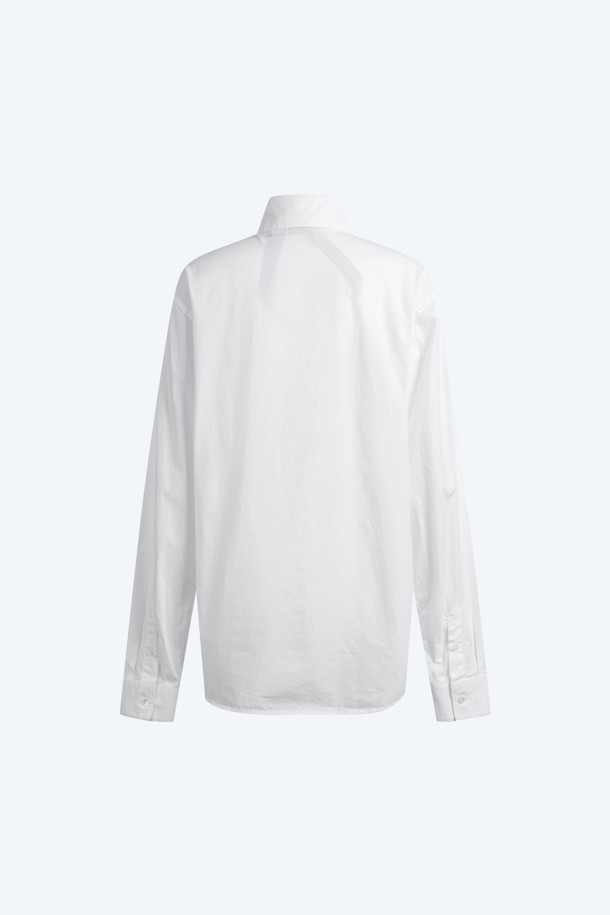 세련된 무드의 여성 주얼 라인 셔츠입니다. 차이나칼라 디자인에 레귤러핏으로 제작되어 단정하면서도 우아한 실루엣을 연출합니다. 부드러운 면 소재로 제작되어 봄, 여름 시즌에 시원하고 편안하게 착용할 수 있습니다. 화이트 색상에 무지 패턴으로 어떤 하의와도 쉽게 매치하여 클래식, 미니멀, 시크한 스타일을 연출할 수 있습니다. 데이트룩, 오피스룩, 모임룩 등 다양한 TPO에 활용하기 좋습니다.
