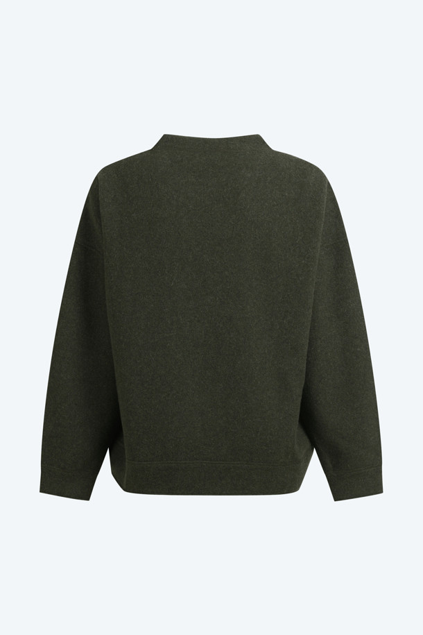 **스트라이프 스웻셔츠 (Unisex)**

가을, 겨울 시즌에 어울리는 유니섹스 스트라이프 스웻셔츠입니다. 라운드넥에 레귤러핏으로 제작되었으며, 두꺼운 울과 폴리에스테르 혼방 소재로 부드러운 촉감을 선사합니다. 베이직한 스타일로 클래식, 미니멀, 캐주얼 룩에 모두 잘 어울립니다. 겨울 데일리룩과 카페룩에 포인트를 더할 수 있으며, 소매 스트라이프 디테일로 디자인의 완성도를 높였습니다. 긴 소매 기장의 레귤러 기장 상의입니다.
