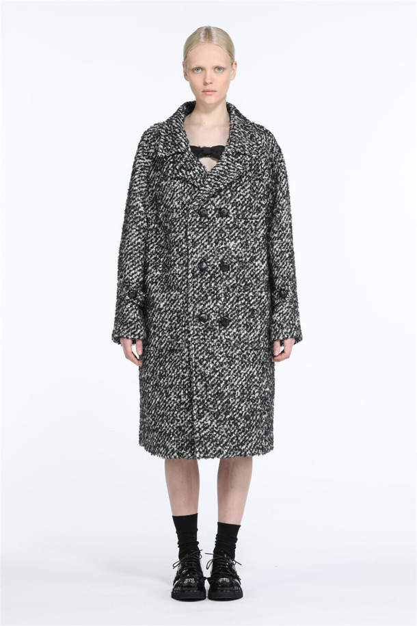 세련된 스타일을 완성하는 멜란지 오버 코트입니다. 가을, 겨울 시즌에 어울리는 울과 폴리에스터 혼방 소재로 제작되어 따뜻함과 고급스러운 분위기를 선사합니다. 톤 다운된 그레이와 블랙 컬러는 어떤 룩에도 쉽게 매치할 수 있으며, 더블 버튼 여밈과 롱 기장이 클래식한 무드를 더합니다. 코쿤핏 디자인으로 편안한 착용감을 제공하며, 출근룩, 오피스룩, 데일리룩 등 다양한 TPO에 활용하기 좋습니다. 미니멀하고 시크한 스타일을 즐기는 분들께 추천합니다.
