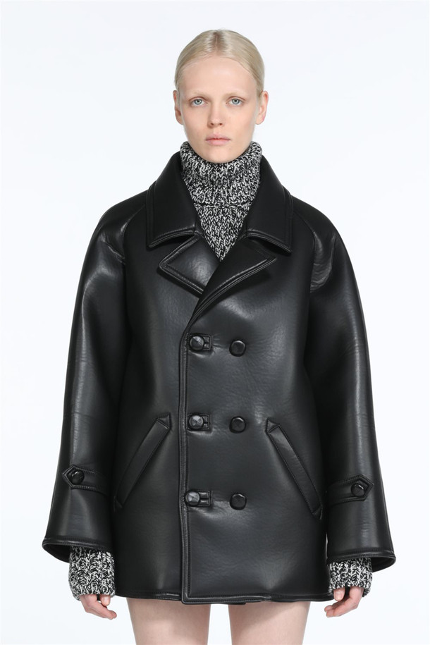 폭스 레더 코트는 클래식한 무드의 더블 코트입니다. 부드러운 촉감과 두꺼운 두께감으로 가을, 겨울철 따뜻하게 착용할 수 있습니다. 블랙 컬러에 무지 패턴으로 어떤 옷에도 잘 어울리며, 레귤러핏에 긴 소매 기장으로 제작되었습니다. 일상, 오피스룩, 모임룩 등 다양한 TPO에 활용하기 좋습니다. 도톰하고 폭신한 인조가죽 소재로 제작되어 고급스러운 분위기를 연출합니다.
