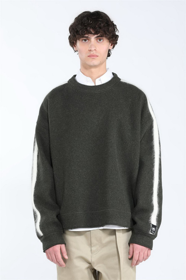 **스트라이프 스웻셔츠 (Unisex)**

가을, 겨울 시즌에 어울리는 유니섹스 스트라이프 스웻셔츠입니다. 라운드넥에 레귤러핏으로 제작되었으며, 두꺼운 울과 폴리에스테르 혼방 소재로 부드러운 촉감을 선사합니다. 베이직한 스타일로 클래식, 미니멀, 캐주얼 룩에 모두 잘 어울립니다. 겨울 데일리룩과 카페룩에 포인트를 더할 수 있으며, 소매 스트라이프 디테일로 디자인의 완성도를 높였습니다. 긴 소매 기장의 레귤러 기장 상의입니다.
