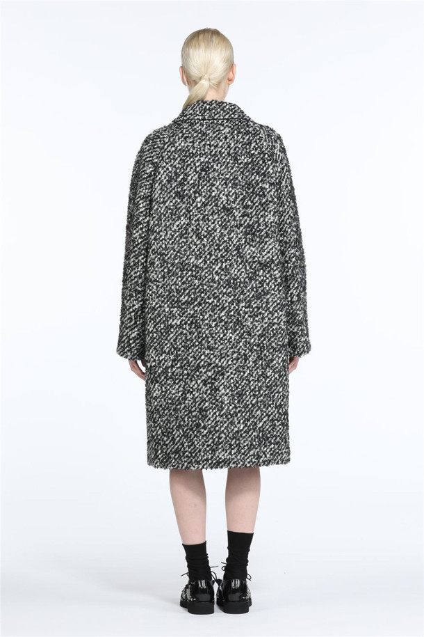 세련된 스타일을 완성하는 멜란지 오버 코트입니다. 가을, 겨울 시즌에 어울리는 울과 폴리에스터 혼방 소재로 제작되어 따뜻함과 고급스러운 분위기를 선사합니다. 톤 다운된 그레이와 블랙 컬러는 어떤 룩에도 쉽게 매치할 수 있으며, 더블 버튼 여밈과 롱 기장이 클래식한 무드를 더합니다. 코쿤핏 디자인으로 편안한 착용감을 제공하며, 출근룩, 오피스룩, 데일리룩 등 다양한 TPO에 활용하기 좋습니다. 미니멀하고 시크한 스타일을 즐기는 분들께 추천합니다.
