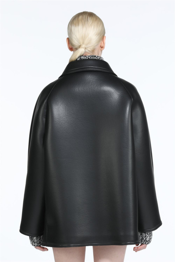 폭스 레더 코트는 클래식한 무드의 더블 코트입니다. 부드러운 촉감과 두꺼운 두께감으로 가을, 겨울철 따뜻하게 착용할 수 있습니다. 블랙 컬러에 무지 패턴으로 어떤 옷에도 잘 어울리며, 레귤러핏에 긴 소매 기장으로 제작되었습니다. 일상, 오피스룩, 모임룩 등 다양한 TPO에 활용하기 좋습니다. 도톰하고 폭신한 인조가죽 소재로 제작되어 고급스러운 분위기를 연출합니다.
