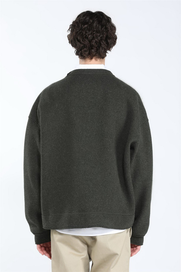 **스트라이프 스웻셔츠 (Unisex)**

가을, 겨울 시즌에 어울리는 유니섹스 스트라이프 스웻셔츠입니다. 라운드넥에 레귤러핏으로 제작되었으며, 두꺼운 울과 폴리에스테르 혼방 소재로 부드러운 촉감을 선사합니다. 베이직한 스타일로 클래식, 미니멀, 캐주얼 룩에 모두 잘 어울립니다. 겨울 데일리룩과 카페룩에 포인트를 더할 수 있으며, 소매 스트라이프 디테일로 디자인의 완성도를 높였습니다. 긴 소매 기장의 레귤러 기장 상의입니다.
