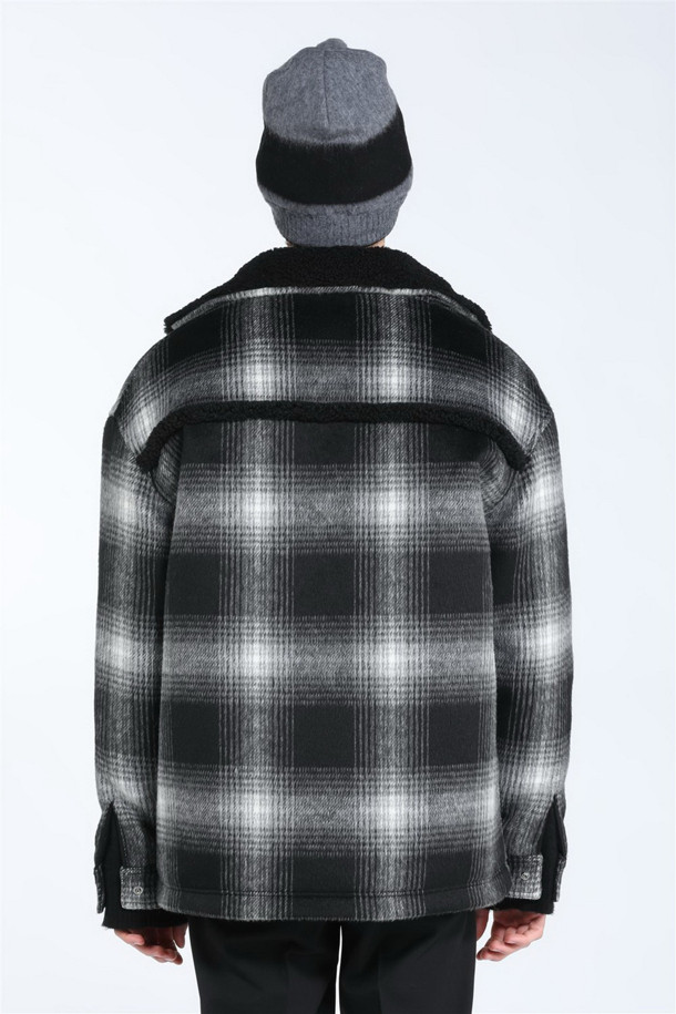 세련된 체크 패턴이 돋보이는 유니섹스 점퍼입니다. 울과 아크릴 혼방 소재로 제작되어 가을, 겨울 시즌에 따뜻하게 착용할 수 있습니다. 오버핏 디자인과 두꺼운 두께감으로 편안하면서도 트렌디한 무드를 연출하며, 일상, 모임, 쇼핑 등 다양한 TPO(Time, Place, Occasion)에 활용하기 좋습니다. 블랙과 그레이 두 가지 컬러로 출시되어 캐주얼, 클래식, 미니멀 등 어떤 스타일에도 잘 어울립니다. 스냅 버튼 여밈과 긴 소매 기장으로 실용성을 더했습니다.
