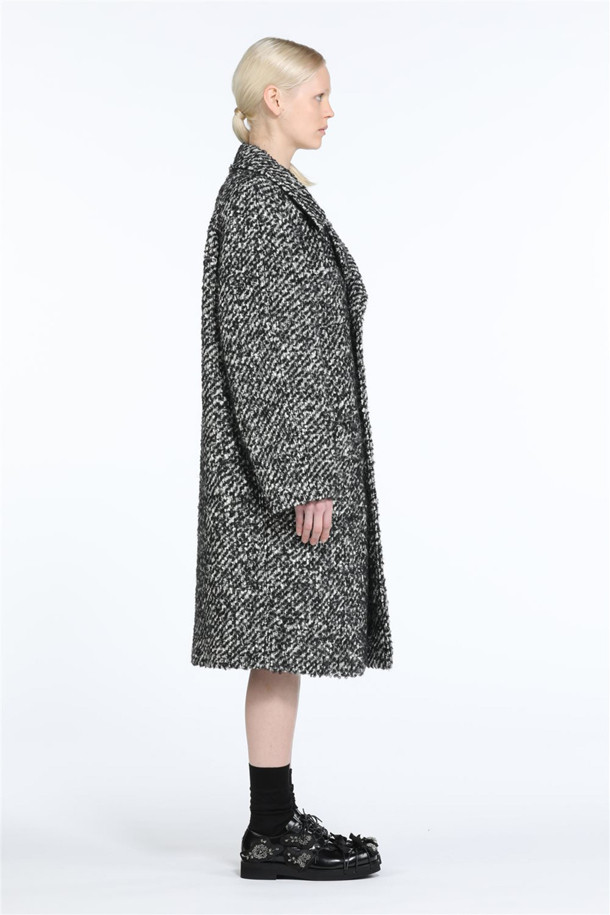 세련된 스타일을 완성하는 멜란지 오버 코트입니다. 가을, 겨울 시즌에 어울리는 울과 폴리에스터 혼방 소재로 제작되어 따뜻함과 고급스러운 분위기를 선사합니다. 톤 다운된 그레이와 블랙 컬러는 어떤 룩에도 쉽게 매치할 수 있으며, 더블 버튼 여밈과 롱 기장이 클래식한 무드를 더합니다. 코쿤핏 디자인으로 편안한 착용감을 제공하며, 출근룩, 오피스룩, 데일리룩 등 다양한 TPO에 활용하기 좋습니다. 미니멀하고 시크한 스타일을 즐기는 분들께 추천합니다.
