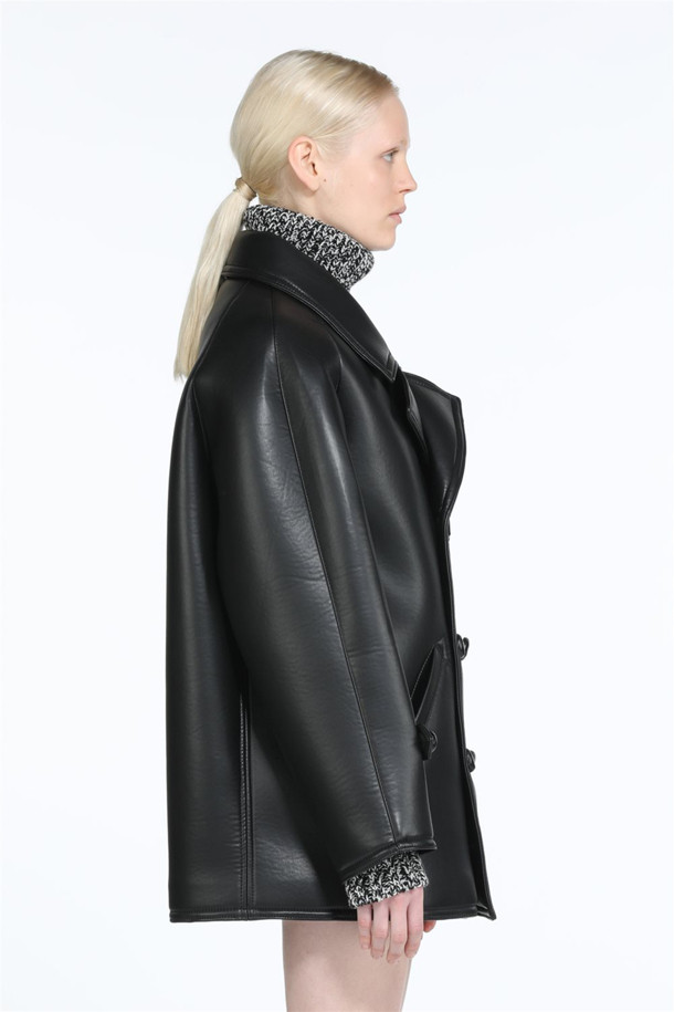 폭스 레더 코트는 클래식한 무드의 더블 코트입니다. 부드러운 촉감과 두꺼운 두께감으로 가을, 겨울철 따뜻하게 착용할 수 있습니다. 블랙 컬러에 무지 패턴으로 어떤 옷에도 잘 어울리며, 레귤러핏에 긴 소매 기장으로 제작되었습니다. 일상, 오피스룩, 모임룩 등 다양한 TPO에 활용하기 좋습니다. 도톰하고 폭신한 인조가죽 소재로 제작되어 고급스러운 분위기를 연출합니다.
