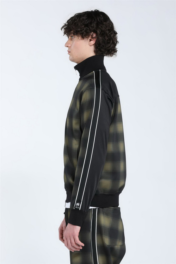 체크 패턴 집업 스웻 (Unisex)는 남녀 모두 착용 가능한 유니섹스 제품입니다. 봄, 가을에 적합하며, 블랙, 베이지 두 가지 색상으로 출시되었습니다. 면 소재로 제작되어 편안한 착용감을 선사하며, 캐주얼 및 스포티 스타일에 적합합니다. 레귤러 핏과 긴 소매 기장, 집업 네크라인으로 디자인되었으며, 체크 패턴이 돋보이는 것이 특징입니다. 일상에서 스타일리시하게 연출할 수 있는 아이템입니다.
