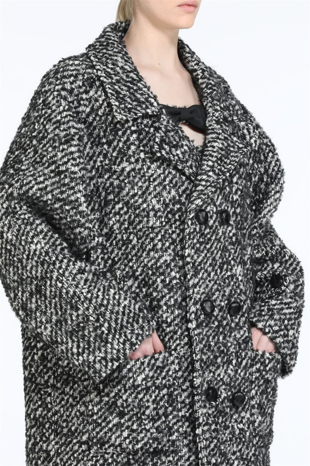 세련된 스타일을 완성하는 멜란지 오버 코트입니다. 가을, 겨울 시즌에 어울리는 울과 폴리에스터 혼방 소재로 제작되어 따뜻함과 고급스러운 분위기를 선사합니다. 톤 다운된 그레이와 블랙 컬러는 어떤 룩에도 쉽게 매치할 수 있으며, 더블 버튼 여밈과 롱 기장이 클래식한 무드를 더합니다. 코쿤핏 디자인으로 편안한 착용감을 제공하며, 출근룩, 오피스룩, 데일리룩 등 다양한 TPO에 활용하기 좋습니다. 미니멀하고 시크한 스타일을 즐기는 분들께 추천합니다.
