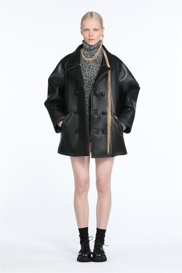 폭스 레더 코트는 클래식한 무드의 더블 코트입니다. 부드러운 촉감과 두꺼운 두께감으로 가을, 겨울철 따뜻하게 착용할 수 있습니다. 블랙 컬러에 무지 패턴으로 어떤 옷에도 잘 어울리며, 레귤러핏에 긴 소매 기장으로 제작되었습니다. 일상, 오피스룩, 모임룩 등 다양한 TPO에 활용하기 좋습니다. 도톰하고 폭신한 인조가죽 소재로 제작되어 고급스러운 분위기를 연출합니다.
