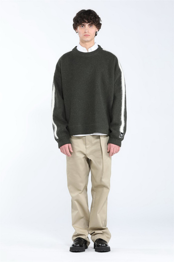 **스트라이프 스웻셔츠 (Unisex)**

가을, 겨울 시즌에 어울리는 유니섹스 스트라이프 스웻셔츠입니다. 라운드넥에 레귤러핏으로 제작되었으며, 두꺼운 울과 폴리에스테르 혼방 소재로 부드러운 촉감을 선사합니다. 베이직한 스타일로 클래식, 미니멀, 캐주얼 룩에 모두 잘 어울립니다. 겨울 데일리룩과 카페룩에 포인트를 더할 수 있으며, 소매 스트라이프 디테일로 디자인의 완성도를 높였습니다. 긴 소매 기장의 레귤러 기장 상의입니다.
