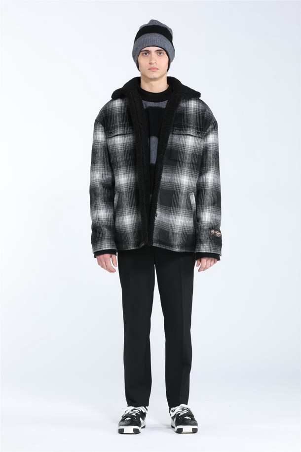 세련된 체크 패턴이 돋보이는 유니섹스 점퍼입니다. 울과 아크릴 혼방 소재로 제작되어 가을, 겨울 시즌에 따뜻하게 착용할 수 있습니다. 오버핏 디자인과 두꺼운 두께감으로 편안하면서도 트렌디한 무드를 연출하며, 일상, 모임, 쇼핑 등 다양한 TPO(Time, Place, Occasion)에 활용하기 좋습니다. 블랙과 그레이 두 가지 컬러로 출시되어 캐주얼, 클래식, 미니멀 등 어떤 스타일에도 잘 어울립니다. 스냅 버튼 여밈과 긴 소매 기장으로 실용성을 더했습니다.
