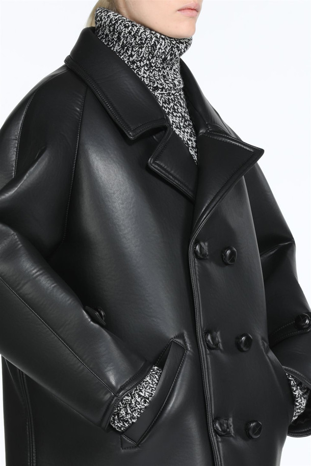 폭스 레더 코트는 클래식한 무드의 더블 코트입니다. 부드러운 촉감과 두꺼운 두께감으로 가을, 겨울철 따뜻하게 착용할 수 있습니다. 블랙 컬러에 무지 패턴으로 어떤 옷에도 잘 어울리며, 레귤러핏에 긴 소매 기장으로 제작되었습니다. 일상, 오피스룩, 모임룩 등 다양한 TPO에 활용하기 좋습니다. 도톰하고 폭신한 인조가죽 소재로 제작되어 고급스러운 분위기를 연출합니다.
