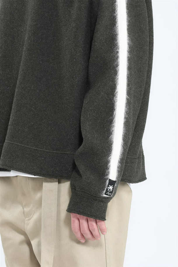 **스트라이프 스웻셔츠 (Unisex)**

가을, 겨울 시즌에 어울리는 유니섹스 스트라이프 스웻셔츠입니다. 라운드넥에 레귤러핏으로 제작되었으며, 두꺼운 울과 폴리에스테르 혼방 소재로 부드러운 촉감을 선사합니다. 베이직한 스타일로 클래식, 미니멀, 캐주얼 룩에 모두 잘 어울립니다. 겨울 데일리룩과 카페룩에 포인트를 더할 수 있으며, 소매 스트라이프 디테일로 디자인의 완성도를 높였습니다. 긴 소매 기장의 레귤러 기장 상의입니다.
