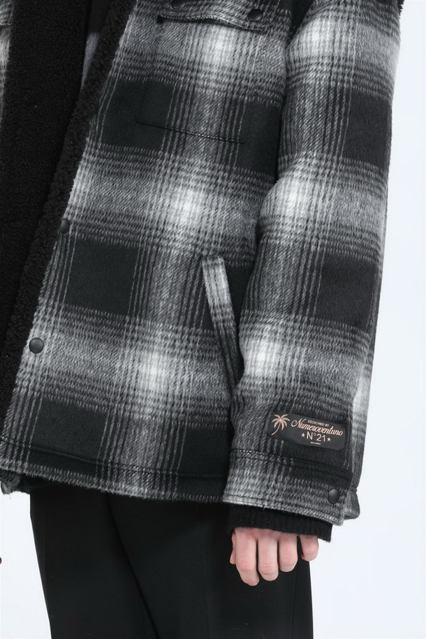 세련된 체크 패턴이 돋보이는 유니섹스 점퍼입니다. 울과 아크릴 혼방 소재로 제작되어 가을, 겨울 시즌에 따뜻하게 착용할 수 있습니다. 오버핏 디자인과 두꺼운 두께감으로 편안하면서도 트렌디한 무드를 연출하며, 일상, 모임, 쇼핑 등 다양한 TPO(Time, Place, Occasion)에 활용하기 좋습니다. 블랙과 그레이 두 가지 컬러로 출시되어 캐주얼, 클래식, 미니멀 등 어떤 스타일에도 잘 어울립니다. 스냅 버튼 여밈과 긴 소매 기장으로 실용성을 더했습니다.
