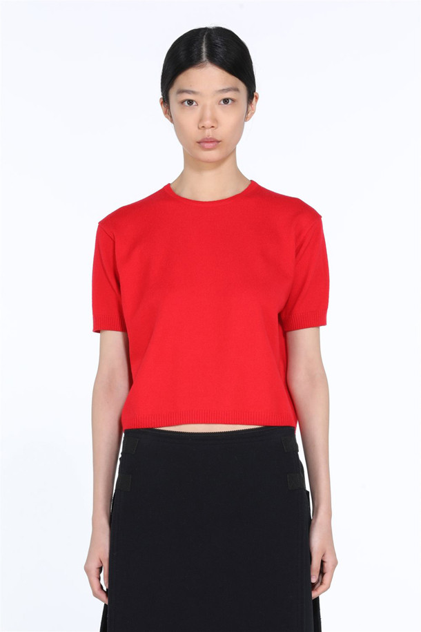 세련된 스타일을 연출해 줄 골드 로고 장식 울탑입니다. 부드러운 울 소재로 제작되어 봄, 가을 시즌에 적합하며, 슬림핏 디자인으로 여성스러운 실루엣을 강조합니다. 라운드넥과 반소매 디자인으로 편안함과 세련됨을 동시에 선사하며, 뒷면의 골드 로고 장식이 고급스러움을 더합니다. 데이트룩, 모임룩 등 다양한 TPO에 활용 가능하며, 클래식, 미니멀, 캐주얼 스타일을 즐겨 입는 분들께 추천합니다. 레드와 블루 두 가지 다채로운 컬러로 만나보세요.
