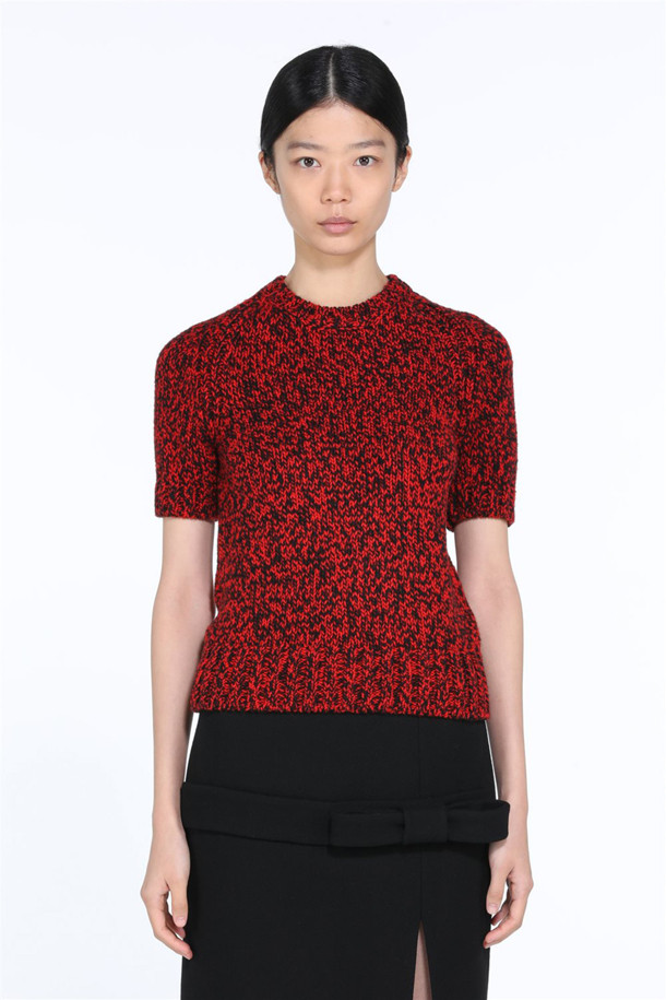 레드 멜란지 니트 탑은 여성 의류로, 봄과 가을에 착용하기 적합합니다. 베이직 스타일의 레귤러 핏으로, 라운드 숄더 디테일이 특징이며, 크루넥 디자인입니다. 레드와 블랙 컬러로 제공되며, 일상복으로 활용하기 좋습니다. 우븐과 아크릴 소재의 혼방으로 제작되었으며, 반소매 기장의 멜란지 패턴 니트/스웨터입니다.
