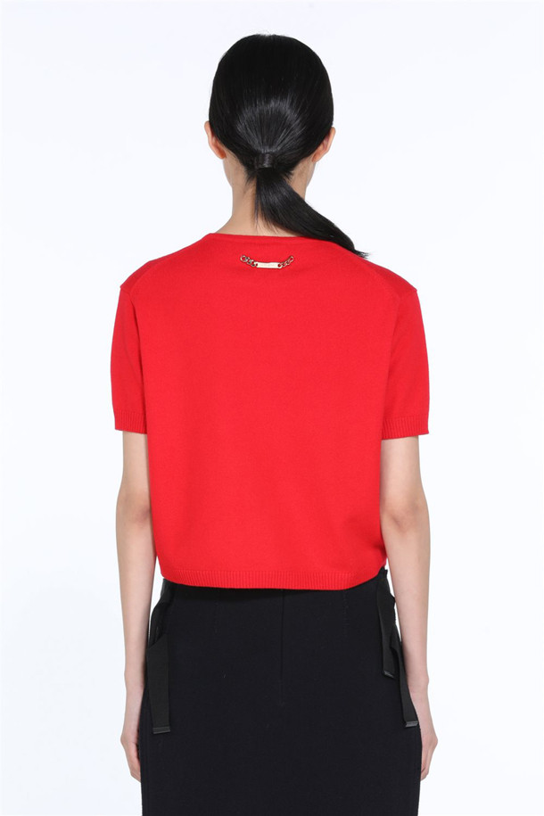 세련된 스타일을 연출해 줄 골드 로고 장식 울탑입니다. 부드러운 울 소재로 제작되어 봄, 가을 시즌에 적합하며, 슬림핏 디자인으로 여성스러운 실루엣을 강조합니다. 라운드넥과 반소매 디자인으로 편안함과 세련됨을 동시에 선사하며, 뒷면의 골드 로고 장식이 고급스러움을 더합니다. 데이트룩, 모임룩 등 다양한 TPO에 활용 가능하며, 클래식, 미니멀, 캐주얼 스타일을 즐겨 입는 분들께 추천합니다. 레드와 블루 두 가지 다채로운 컬러로 만나보세요.
