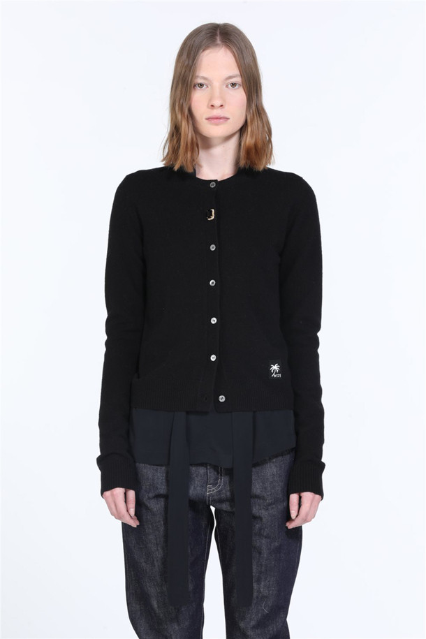 세련된 여성의 가을, 겨울 스타일을 완성할 크리스탈 울 가디건입니다. 부드러운 울 소재로 제작되어 포근하고 편안한 착용감을 선사하며, 라운드넥과 레귤러핏 디자인으로 어떤 스타일에도 쉽게 매치할 수 있습니다. 블랙과 다크그레이 두 가지 색상으로 출시되어 데일리룩부터 오피스룩, 모임룩까지 폭넓게 활용 가능합니다. 특히 크리스탈 장식 버튼과 N21 로고 패치, 골지 니트 트리밍 디테일이 고급스러운 분위기를 더합니다. 긴소매와 두꺼운 두께감으로 따뜻함을 유지하면서 클래식하고 우아한 스타일을 연출해보세요.
