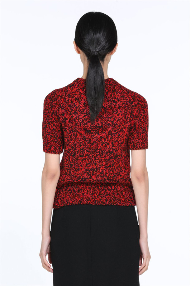 레드 멜란지 니트 탑은 여성 의류로, 봄과 가을에 착용하기 적합합니다. 베이직 스타일의 레귤러 핏으로, 라운드 숄더 디테일이 특징이며, 크루넥 디자인입니다. 레드와 블랙 컬러로 제공되며, 일상복으로 활용하기 좋습니다. 우븐과 아크릴 소재의 혼방으로 제작되었으며, 반소매 기장의 멜란지 패턴 니트/스웨터입니다.
