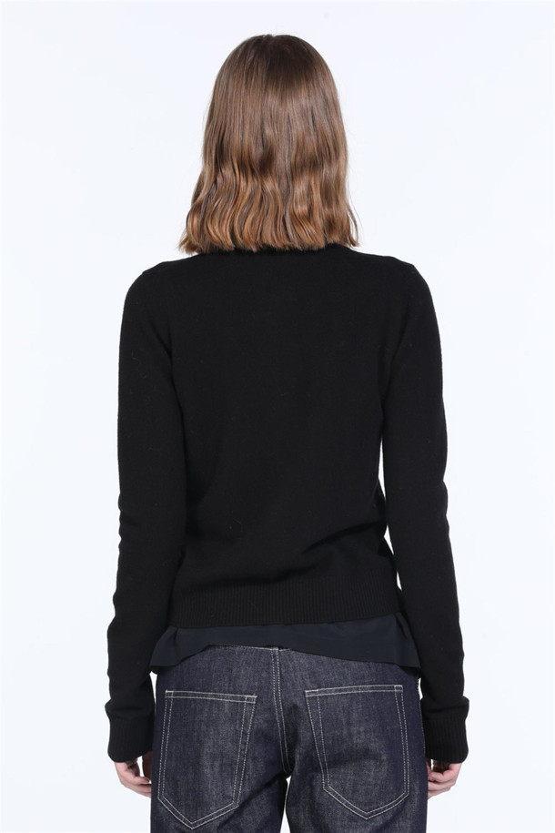 세련된 여성의 가을, 겨울 스타일을 완성할 크리스탈 울 가디건입니다. 부드러운 울 소재로 제작되어 포근하고 편안한 착용감을 선사하며, 라운드넥과 레귤러핏 디자인으로 어떤 스타일에도 쉽게 매치할 수 있습니다. 블랙과 다크그레이 두 가지 색상으로 출시되어 데일리룩부터 오피스룩, 모임룩까지 폭넓게 활용 가능합니다. 특히 크리스탈 장식 버튼과 N21 로고 패치, 골지 니트 트리밍 디테일이 고급스러운 분위기를 더합니다. 긴소매와 두꺼운 두께감으로 따뜻함을 유지하면서 클래식하고 우아한 스타일을 연출해보세요.
