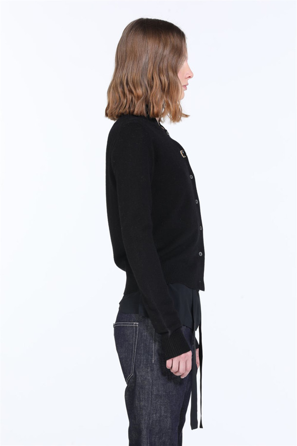 세련된 여성의 가을, 겨울 스타일을 완성할 크리스탈 울 가디건입니다. 부드러운 울 소재로 제작되어 포근하고 편안한 착용감을 선사하며, 라운드넥과 레귤러핏 디자인으로 어떤 스타일에도 쉽게 매치할 수 있습니다. 블랙과 다크그레이 두 가지 색상으로 출시되어 데일리룩부터 오피스룩, 모임룩까지 폭넓게 활용 가능합니다. 특히 크리스탈 장식 버튼과 N21 로고 패치, 골지 니트 트리밍 디테일이 고급스러운 분위기를 더합니다. 긴소매와 두꺼운 두께감으로 따뜻함을 유지하면서 클래식하고 우아한 스타일을 연출해보세요.
