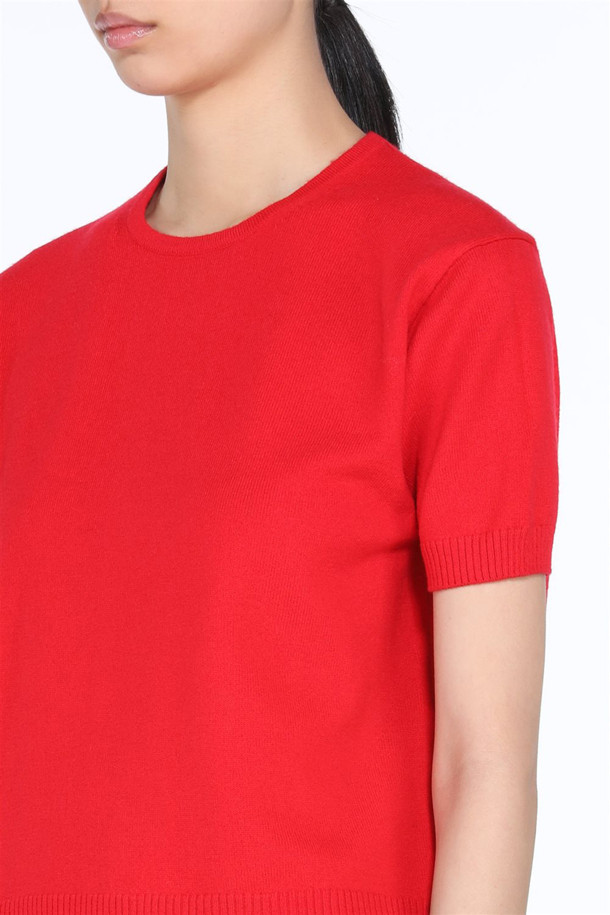 세련된 스타일을 연출해 줄 골드 로고 장식 울탑입니다. 부드러운 울 소재로 제작되어 봄, 가을 시즌에 적합하며, 슬림핏 디자인으로 여성스러운 실루엣을 강조합니다. 라운드넥과 반소매 디자인으로 편안함과 세련됨을 동시에 선사하며, 뒷면의 골드 로고 장식이 고급스러움을 더합니다. 데이트룩, 모임룩 등 다양한 TPO에 활용 가능하며, 클래식, 미니멀, 캐주얼 스타일을 즐겨 입는 분들께 추천합니다. 레드와 블루 두 가지 다채로운 컬러로 만나보세요.
