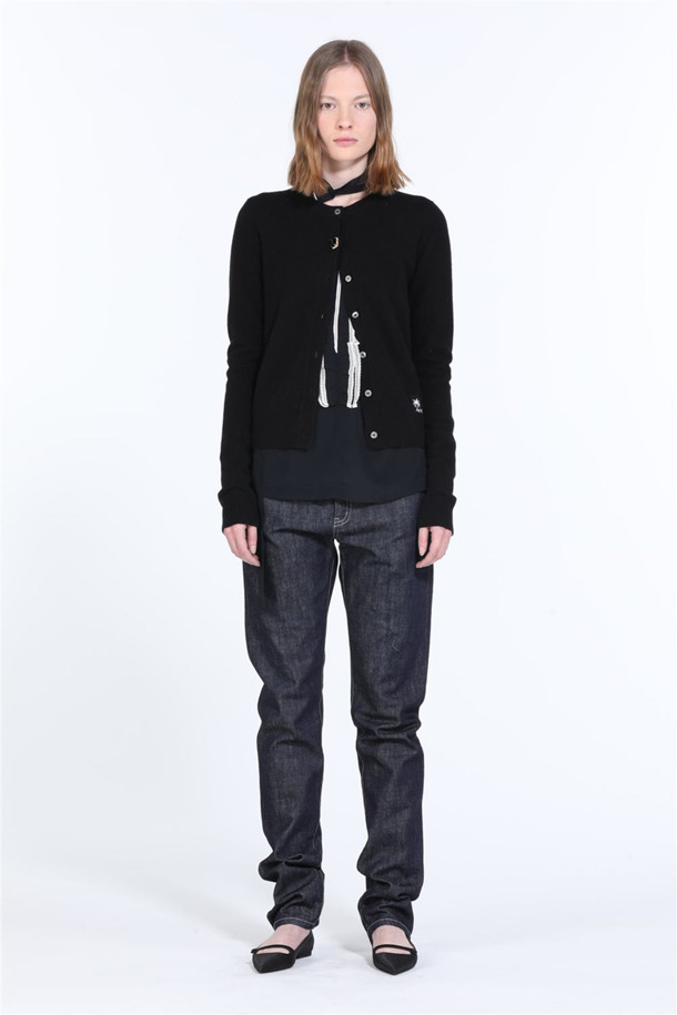 세련된 여성의 가을, 겨울 스타일을 완성할 크리스탈 울 가디건입니다. 부드러운 울 소재로 제작되어 포근하고 편안한 착용감을 선사하며, 라운드넥과 레귤러핏 디자인으로 어떤 스타일에도 쉽게 매치할 수 있습니다. 블랙과 다크그레이 두 가지 색상으로 출시되어 데일리룩부터 오피스룩, 모임룩까지 폭넓게 활용 가능합니다. 특히 크리스탈 장식 버튼과 N21 로고 패치, 골지 니트 트리밍 디테일이 고급스러운 분위기를 더합니다. 긴소매와 두꺼운 두께감으로 따뜻함을 유지하면서 클래식하고 우아한 스타일을 연출해보세요.
