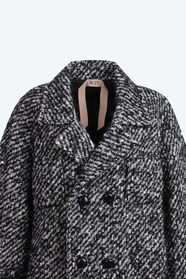 세련된 스타일을 완성하는 멜란지 오버 코트입니다. 가을, 겨울 시즌에 어울리는 울과 폴리에스터 혼방 소재로 제작되어 따뜻함과 고급스러운 분위기를 선사합니다. 톤 다운된 그레이와 블랙 컬러는 어떤 룩에도 쉽게 매치할 수 있으며, 더블 버튼 여밈과 롱 기장이 클래식한 무드를 더합니다. 코쿤핏 디자인으로 편안한 착용감을 제공하며, 출근룩, 오피스룩, 데일리룩 등 다양한 TPO에 활용하기 좋습니다. 미니멀하고 시크한 스타일을 즐기는 분들께 추천합니다.
